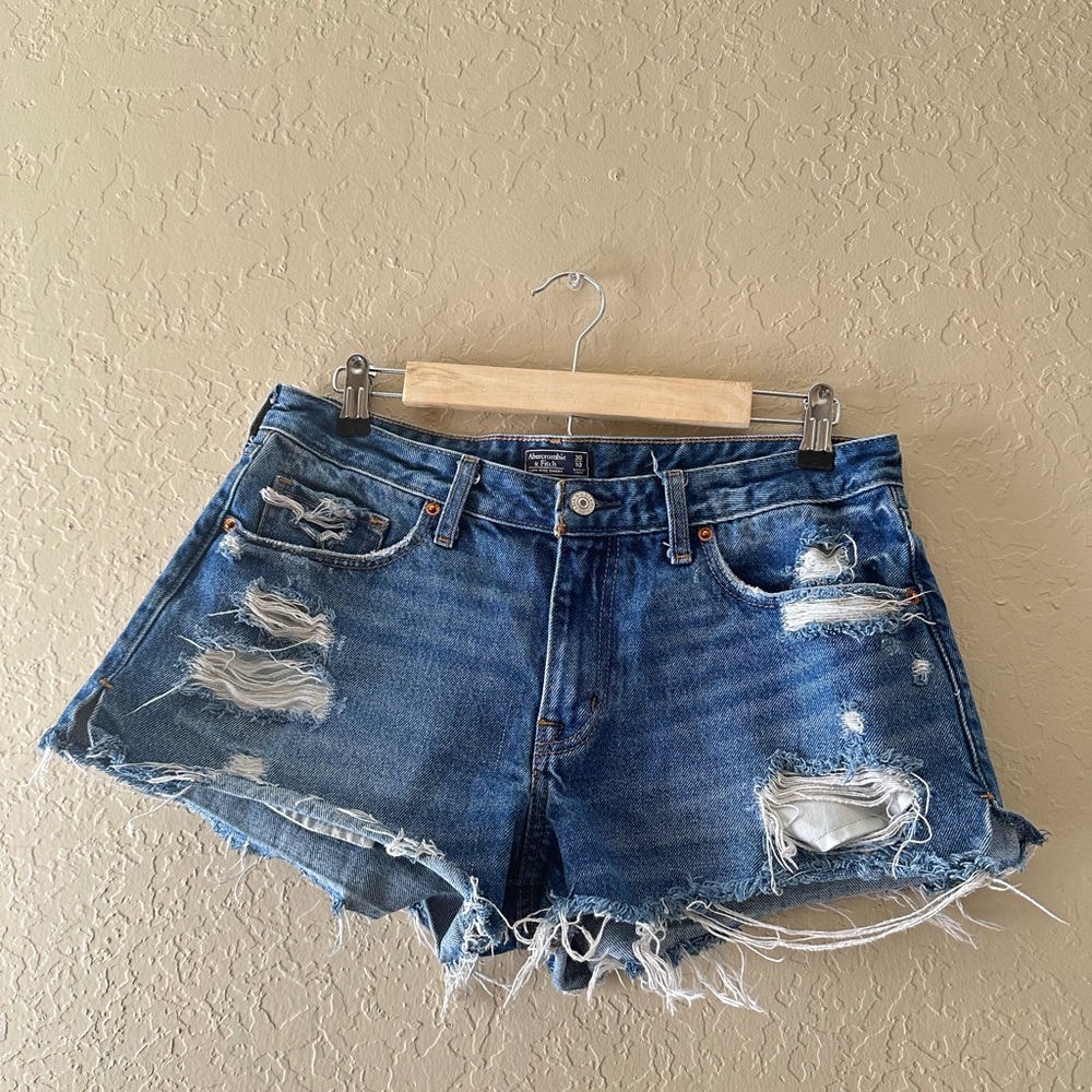 Abercrombie & Fitch Low Rise Distressed Denim Women's Curvy Shorts Size 30/10 - Picture 2 of 11